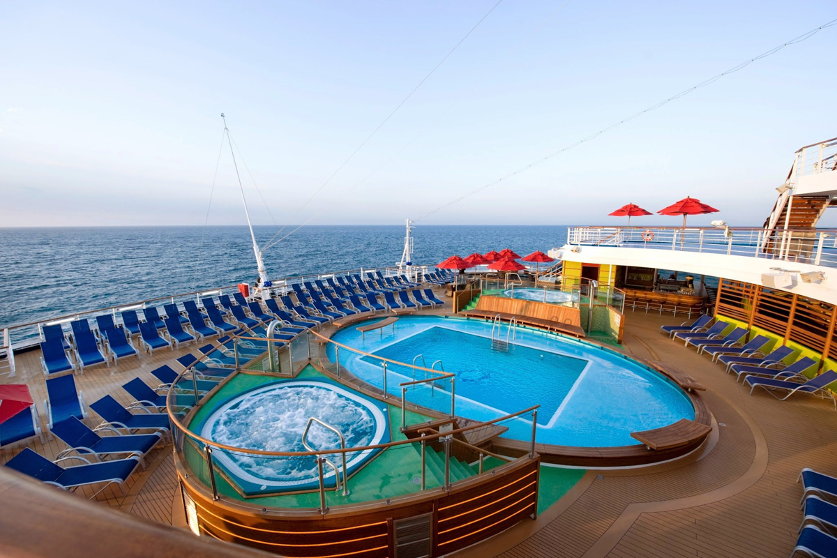 MyCruise Carnival Magic Offentlige-arealer Pool-spa1